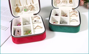 Detailansicht der Samt-Schmuckbox mit Halskettenhaken und Ringfächern in Rot und Grün