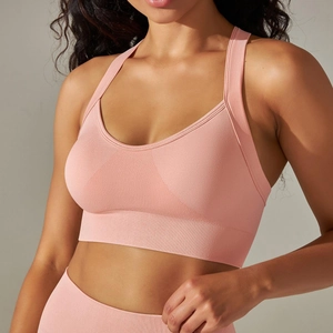 Gros plan sur la brassière de sport sans couture rose poudré avec maille côtelée