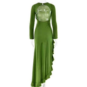 Détail d'une robe longue dos nu verte avec volant latéral et design évidé élégant