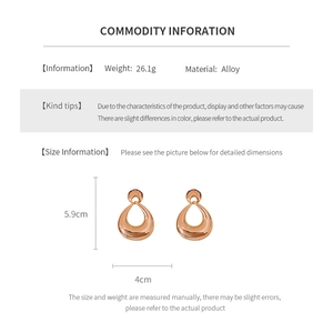 Detailed size and weight information for large geometric alloy hoop earrings in rose gold