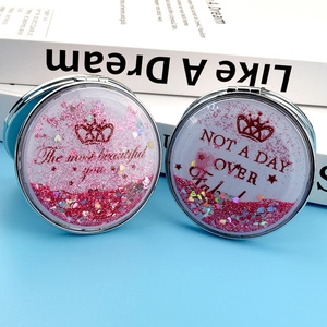Gros plan de miroirs à paillettes mouvantes avec des citations motivantes