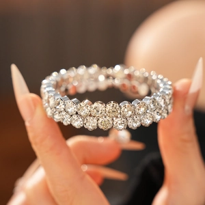 Vue macro d'un bracelet élastique à double rangée de strass avec cristaux argentés