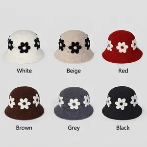 Chapeau bob en maille fait main pour femme avec fleurs au crochet en six coloris divers
