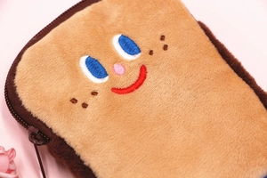 Gros plan du porte-monnaie toast en peluche avec broderie et texture douce