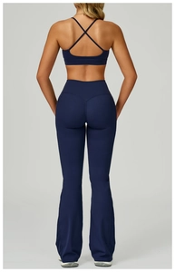 Détail du pantalon de yoga évasé et du soutien-gorge de sport à dos croisé bleu marine