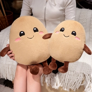 Ensemble de peluches patates mignonnes avec visages souriants sur tissu doux blanc