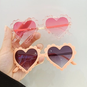 Lunettes de soleil enfant en forme de cœur avec bords festonnés rose et violet