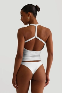 Rückansicht eines weißen Neckholder-Tops mit Rippstrick und Cut-out-Design für Damen