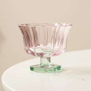 Coupe à dessert en verre rose en forme de pétale avec base verte pour crème glacée