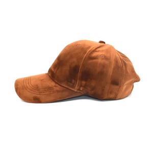 Detailansicht einer braunen Samt-Baseballkappe mit weicher Textur für Damen und Herren