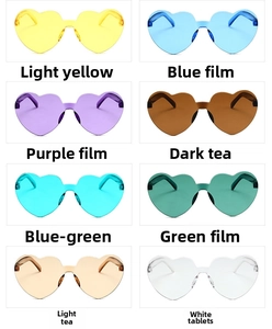 Vue détaillée de huit paires de lunettes de soleil cœur sans monture aux couleurs gelée
