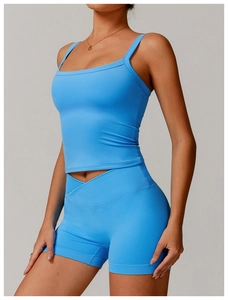 Détail de la brassière de sport bleu vif et du short taille haute à texture côtelée