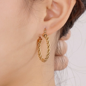 Boucles d'oreilles créoles tressées dorées avec texture tissée pour femmes