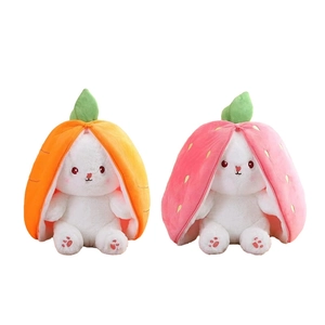 Niedliche Plüschhasen im Erdbeer- und Karotten-Design als perfektes Geschenk für Kinder