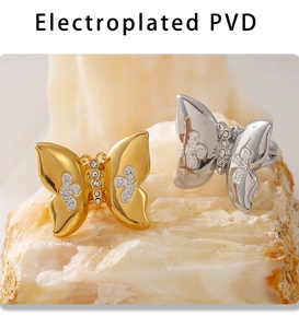 Detailweergave van goud en zilver vlinderringen met PVD-coating en micro-pave zirkonia