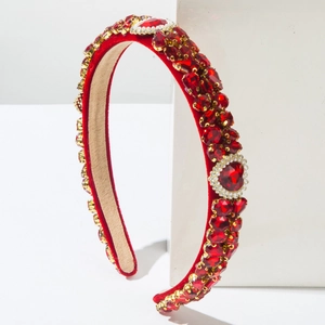 Detailopname van luxe rode fluwelen haarband met strass-steentjes en hartjuwelen