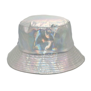 Detailaufnahme des holografischen silbernen PU-Leder Anglerhuts mit metallischer Textur