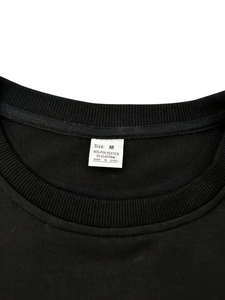 Détail du col rond avec étiquette d'entretien sur le t-shirt de sport noir pour hommes