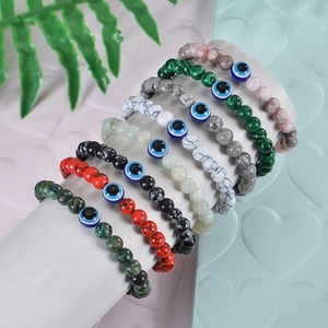 Braccialetti di perline Evil Eye 6mm con pietre naturali su supporto bianco