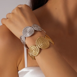 Bracelet Jonc En Fer Rétro Avec Design Triple Spirale Et Texture Métal Martelé Style Ouvert Mode Bohème