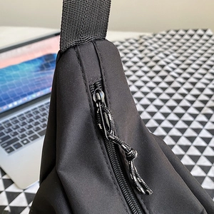 Große schwarze Canvas Umhängetasche mit Metallreißverschluss und robustem Gurt Detail