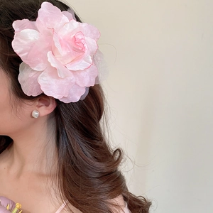 Élégante grande pince à cheveux fleur rose en gaze pour style de vacances féerique