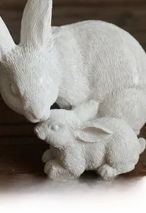 Gros plan d'une sculpture de lapin en résine montrant la texture détaillée des poils