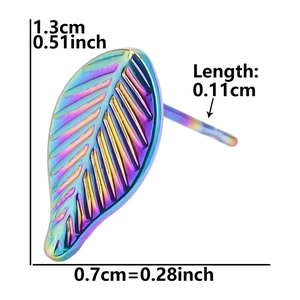 Dettaglio macro di orecchini a foglia arcobaleno con misure precise in cm