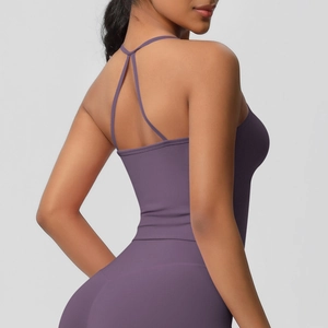 Dettaglio del reggiseno sportivo viola con spalline sottili a Y e tessuto elastico