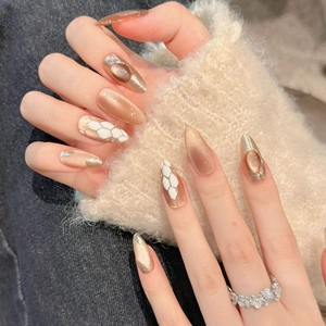 Faux ongles œil de chat champagne en amande longue avec textures 3D nid d'abeille