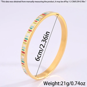 Détail du bracelet plaqué or 18 carats avec pois en émail coloré et diamètre de 6 cm
