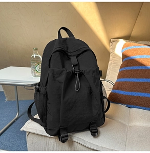 Details des schwarzen Reiserucksacks mit seitlicher Netztasche und Schnallenverschluss