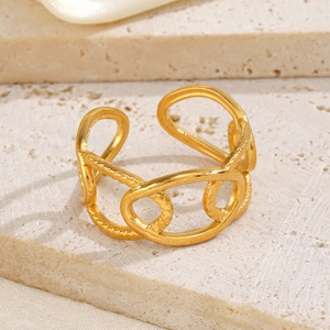 Bague chaîne évidée en acier inoxydable plaqué or 18K sur fond de pierre naturelle