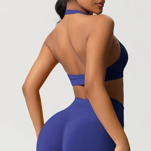 Détail du legging de yoga bleu à taille haute et du soutien-gorge de sport de profil