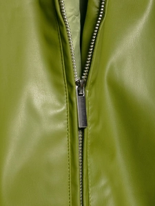 Detail eines silbernen Metallreißverschlusses an olivgrüner Kunstlederjacke mit feiner Maserung