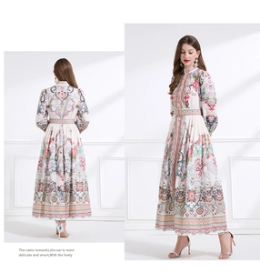 Details des böhmischen Blumendrucks und der Laternenärmel am langen Vintage-Kleid