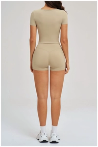 Détail du short de yoga taille haute et du haut à manches courtes en kaki clair
