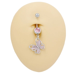 Gros plan d'un piercing de nombril papillon rose avec cristaux sur un mannequin