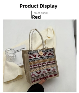 Gros plan du sac en lin avec imprimé ethnique, bouton en bois et poignées en corde tressée