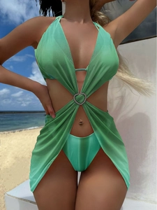 Dreiteiliger Bikini mit Herz-Strass-Schnalle und Netz-Überwurf in Grün mit Streifen