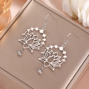Gros plan sur des boucles d'oreilles lotus en argent avec pendentifs en zircon