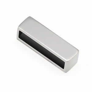 Bracelet personnalisable avec boucle en acier inoxydable argenté sur fond blanc pur