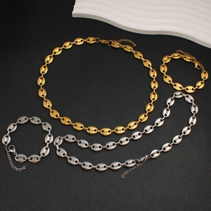 Dettaglio di collane e bracciali a catena con maglie a chicco di caffè in oro 18K e argento