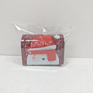 Détail de la boîte aux lettres de Noël en métal avec texte HO HO HO sous emballage