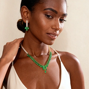 Détail du collier à pendentif en zircon vert et boucles d'oreilles portés par le modèle