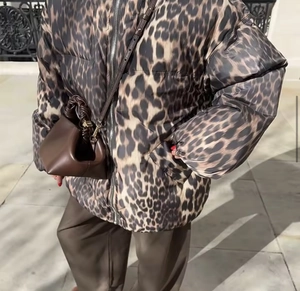 Detailansicht der Damen-Pufferjacke mit Leopardenmuster, Reißverschluss und Taschen