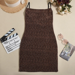 Makro-Detail des bronzefarbenen Paillettenstoffs am sexy rückenfreien Bodycon-Kleid