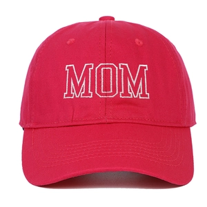 Détail de la casquette de baseball rouge en coton avec broderie MOM blanche et visière