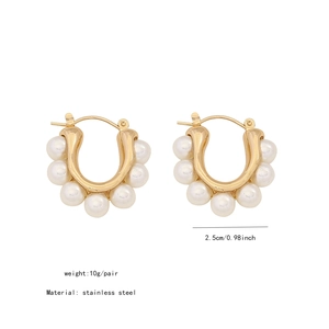 Details von 2,5 cm C-Form Edelstahl Ohrringen mit weißen Perlen in Gold-Ausführung