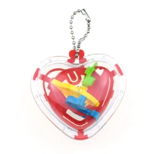 Macro di un puzzle labirinto 3D a forma di cuore con binari colorati e catenella